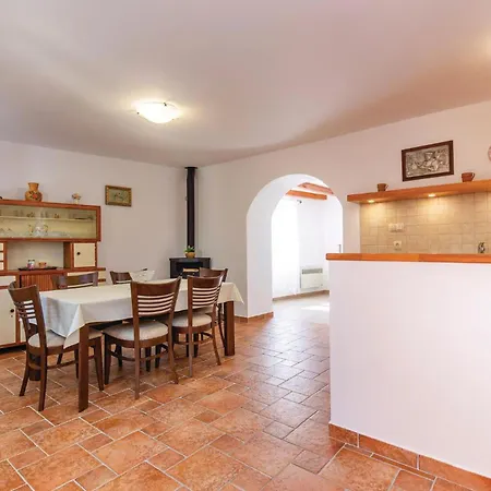 2 Bedroom Beautiful In Barci