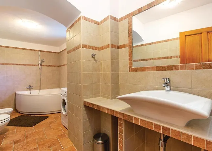 2 Bedroom Beautiful In Barci
