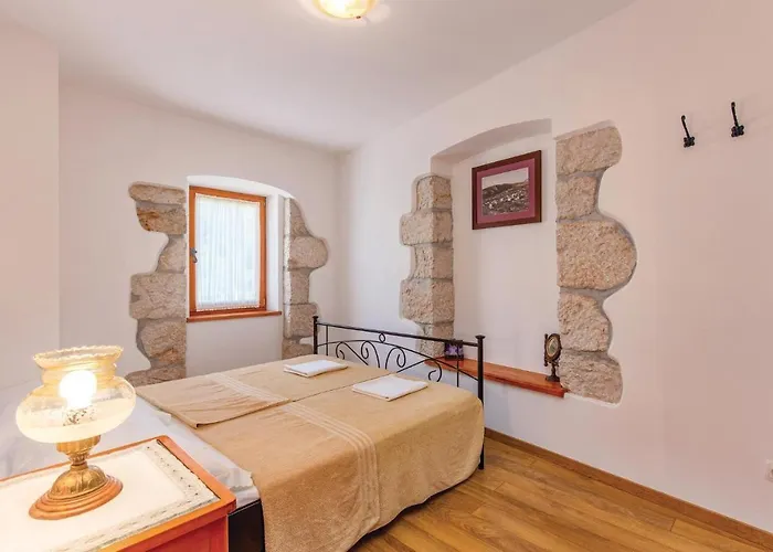 2 Bedroom Beautiful In Σπίτι διακοπών Barci