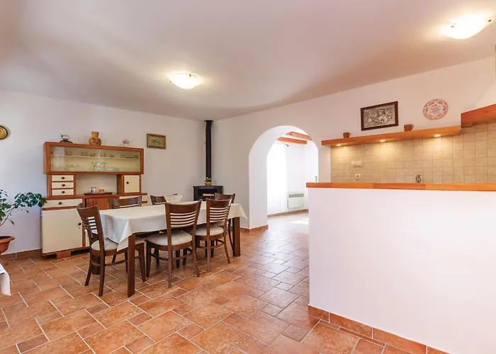 2 Bedroom Beautiful In Barci