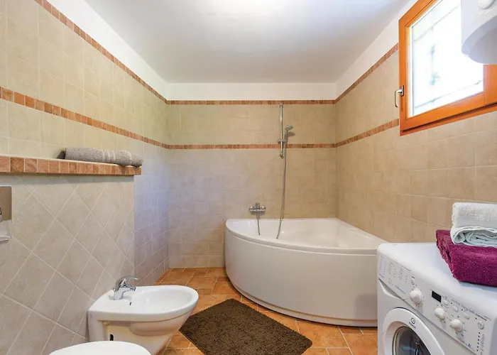 2 Bedroom Beautiful In Barci