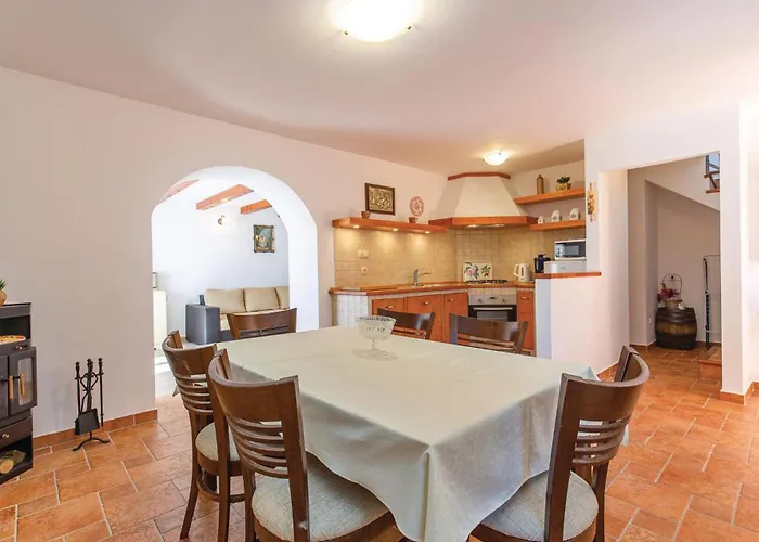 2 Bedroom Beautiful In Σπίτι διακοπών *
