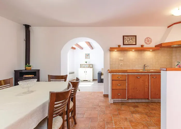 2 Bedroom Beautiful In Σπίτι διακοπών Barci